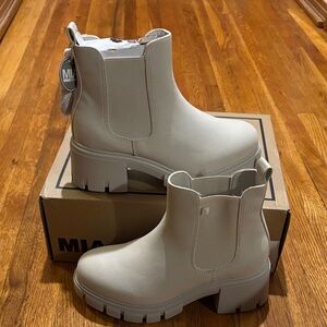 MIA Dua off white Womens US 7 WD